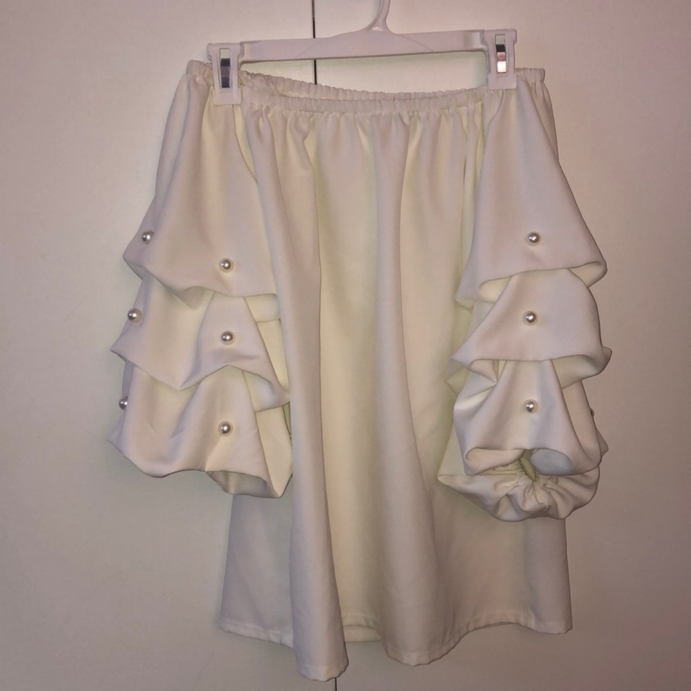 Sleek & Classic 3-4 length Pearl Sleeve Blouse!